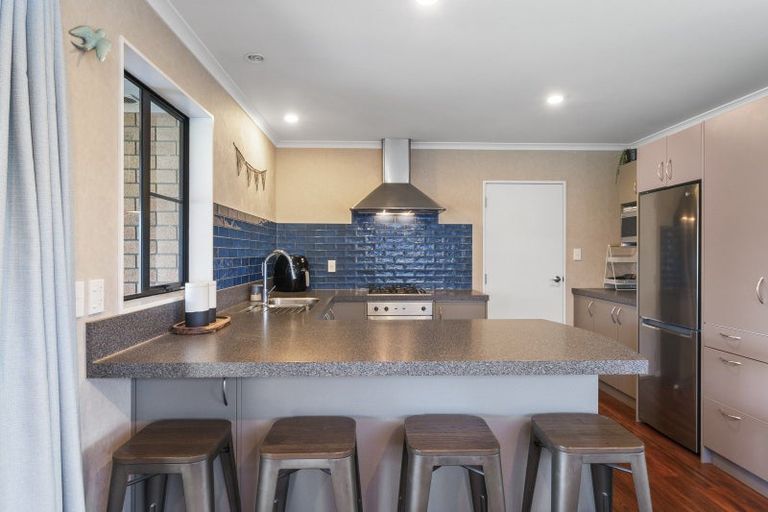 Photo of property in 36 Geneva Terrace, Kelvin Grove, Palmerston North, 4414