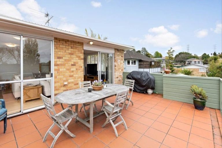 Photo of property in 30 Lyndhurst Road, Te Atatu South, Auckland, 0610
