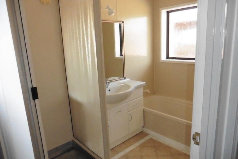 Photo of property in 37 Kirrie Avenue, Te Atatu South, Auckland, 0610