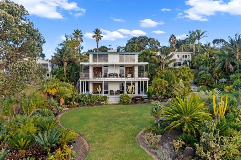 Photo of property in 42 Pohutukawa Avenue, Red Beach, 0932