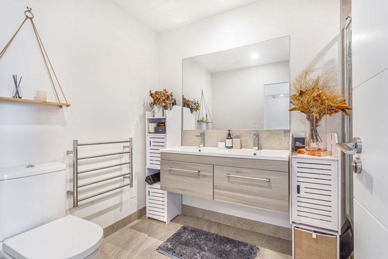 Photo of property in 40 Memorial Park Lane, Hobsonville, Auckland, 0618