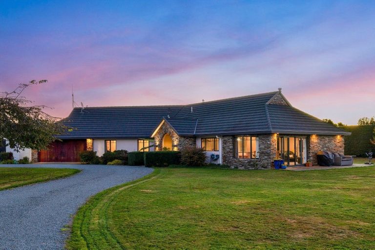 Photo of property in 27 Pohutukawa Drive, Levin, 5571