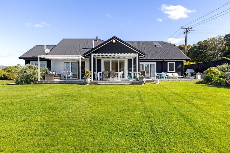 Photo of property in 51 Coutts Way, Fitzherbert, Palmerston North, 4410