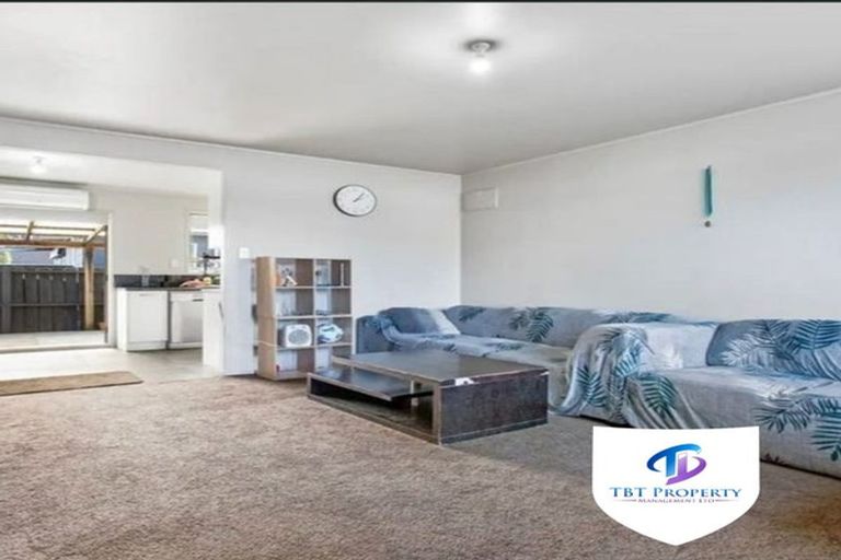 Photo of property in 2/41 Challen Close, Conifer Grove, Takanini, 2112
