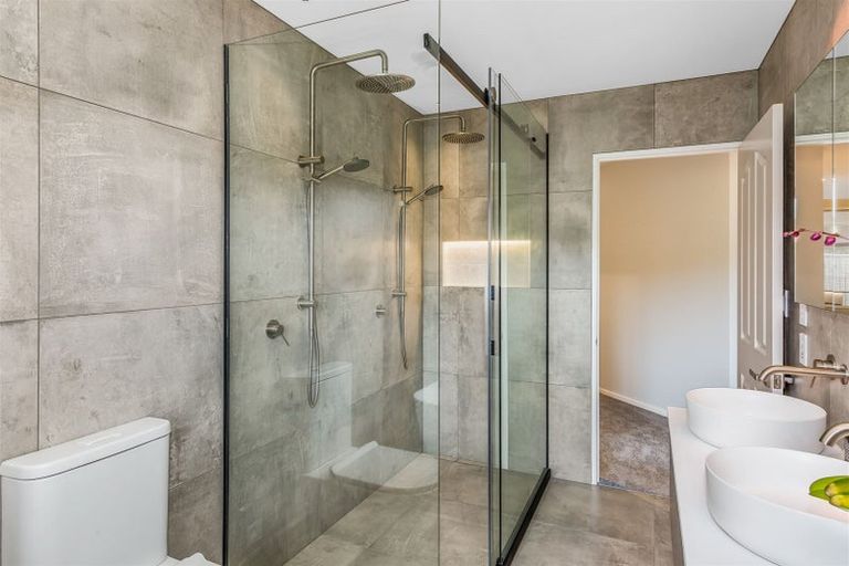 Photo of property in 2 Navigation Drive, Whitby, Porirua, 5024