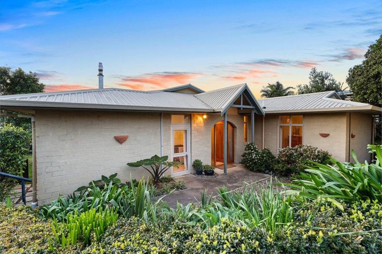 Photo of property in 1358a Whangaparaoa Road, Army Bay, Whangaparaoa, 0930