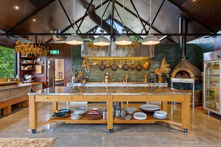Photo of property in 376 Taiapa Road, Muriwai, Waimauku, 0881