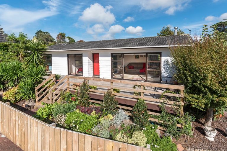 Photo of property in 40 Pokapu Street, Titirangi, Auckland, 0600