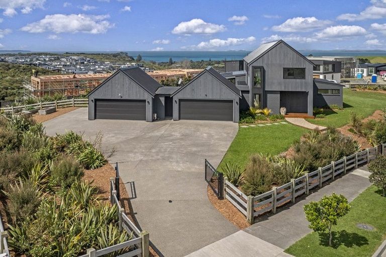 Photo of property in 9 Ridgelea Road, Long Bay, 0792