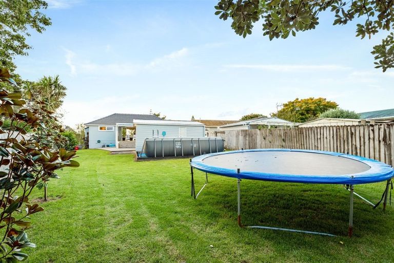 Photo of property in 27 Gill Avenue, Te Atatu Peninsula, Auckland, 0610