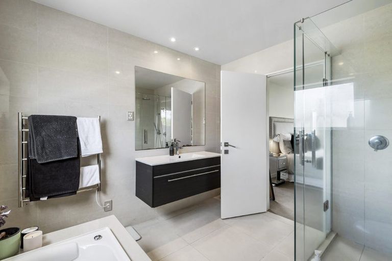 Photo of property in 15 Waitemata Road, Hauraki, Auckland, 0622