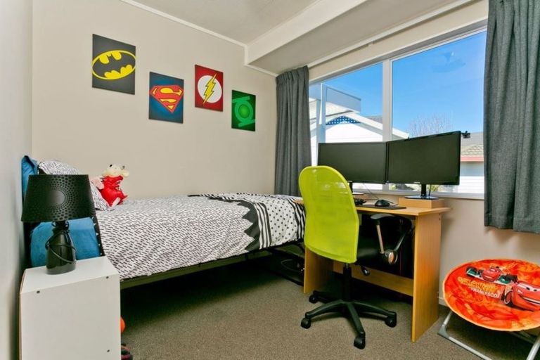 Photo of property in 4 Rook Place, Unsworth Heights, Auckland, 0632