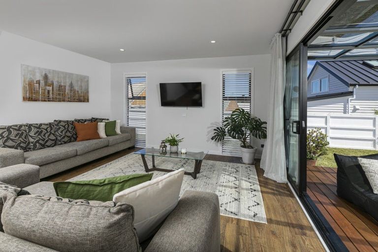 Photo of property in 2a Roland Road, Greenhithe, Auckland, 0632