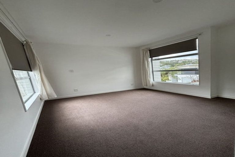 Photo of property in 12 Tiketike Way, Brooklyn, Wellington, 6021