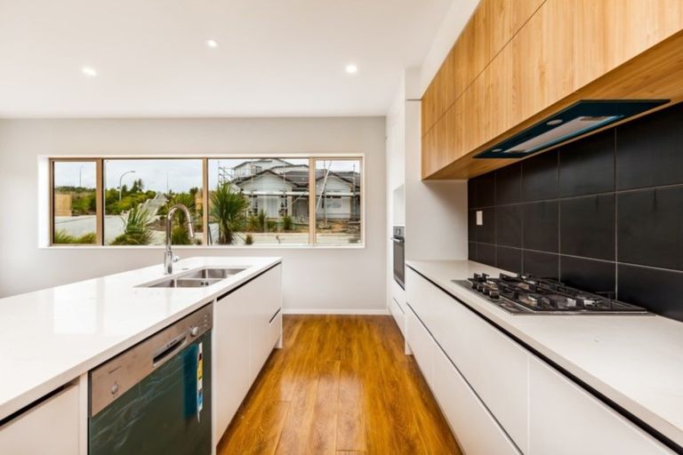 Photo of property in 11 Franheim Crescent, Orewa, 0931