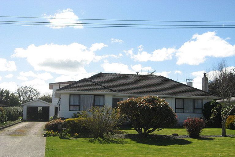 Photo of property in 9 Ngahina Street, Marton, 4710