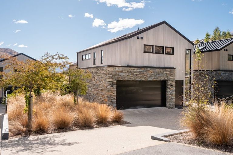 Photo of property in 2 Eichardt Place, Jacks Point, 9371