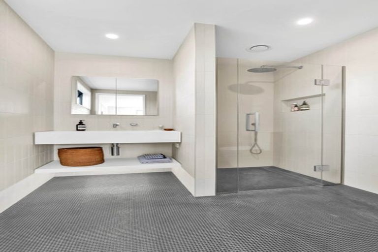 Photo of property in 5b Strandon Place, Strandon, New Plymouth, 4312