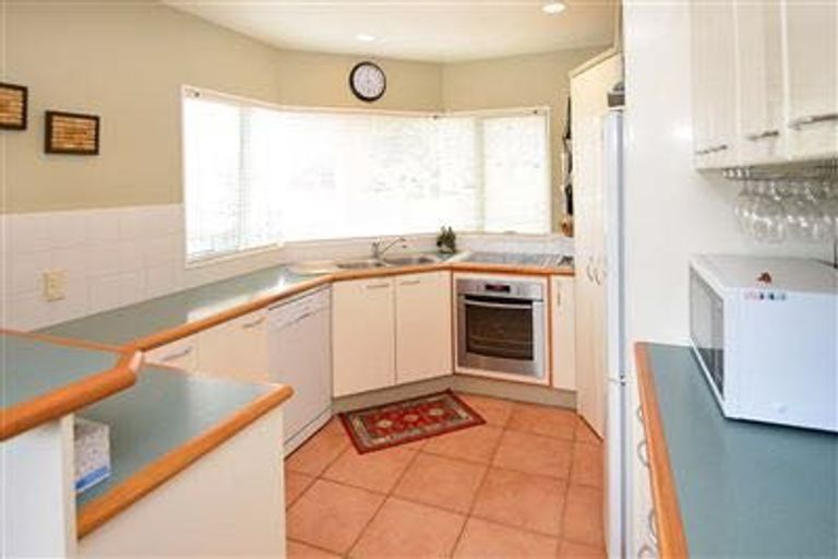 Photo of property in 2 Tyrico Close, Unsworth Heights, Auckland, 0632