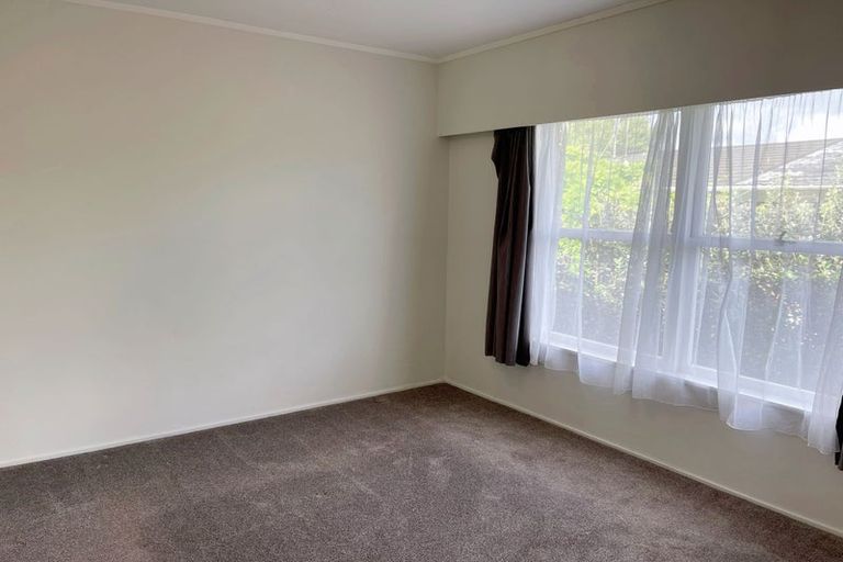 Photo of property in 1/59 Ayton Drive, Totara Vale, Auckland, 0629