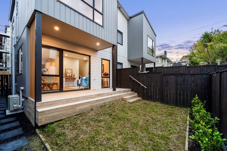 Photo of property in 22 Don Oliver Lane, Glen Eden, 0602