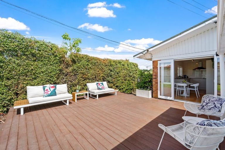 Photo of property in 1/49 Shakespeare Road, Milford, Auckland, 0620