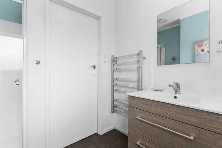 Photo of property in 96 Colwill Road, Massey, Auckland, 0614