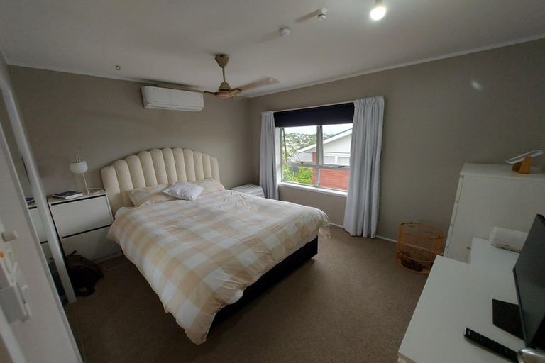 Photo of property in 1/367 Wairau Road, Totara Vale, Auckland, 0629