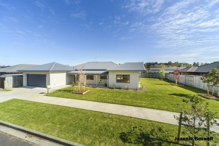 Photo of property in 6 Pegasus Place, Kelvin Grove, Palmerston North, 4414