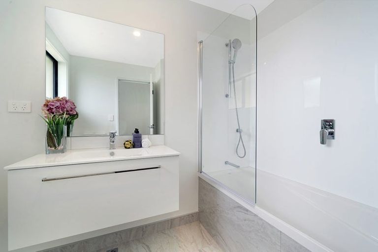 Photo of property in 8b Strid Road, Te Atatu South, Auckland, 0610