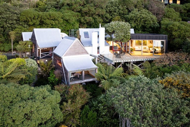 Photo of property in 77 Palliser Road, Roseneath, Wellington, 6011