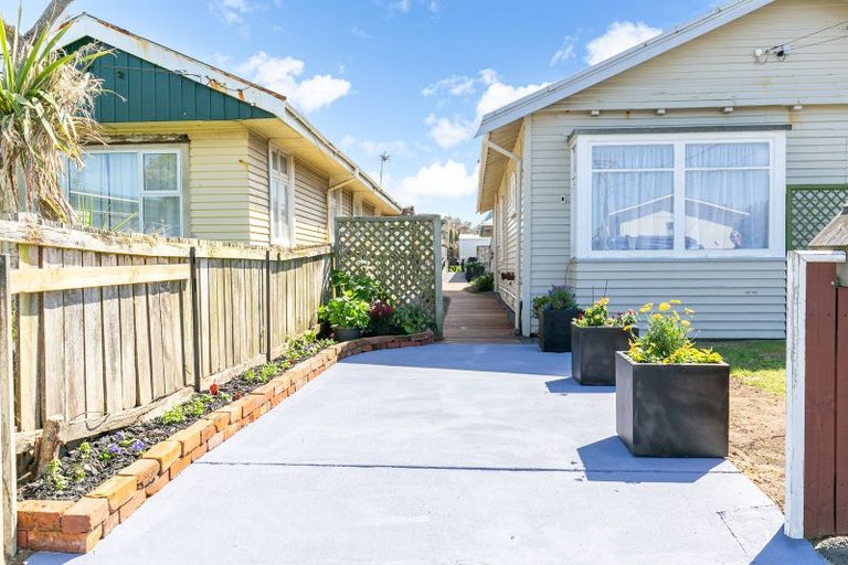 Photo of property in 104 Apu Crescent, Lyall Bay, Wellington, 6022