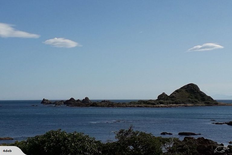 Photo of property in 176 The Esplanade, Island Bay, Wellington, 6023