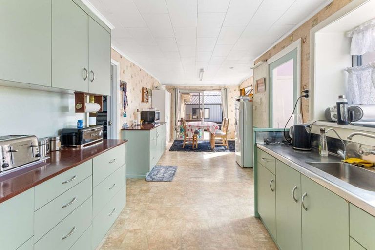 Photo of property in 19 Pukatea Street, Inglewood, 4330