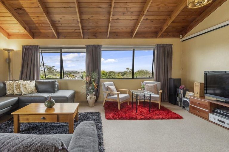 Photo of property in 3 Lantana Road, Green Bay, Auckland, 0604