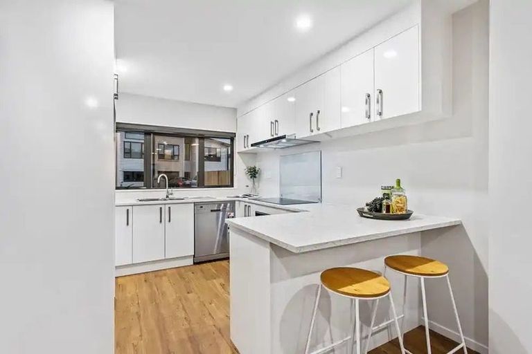 Photo of property in 16 Millcroft Lane, Ranui, Auckland, 0612