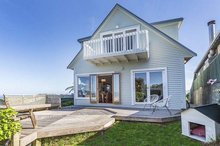 Photo of property in 168 Nevay Road, Karaka Bays, Wellington, 6022