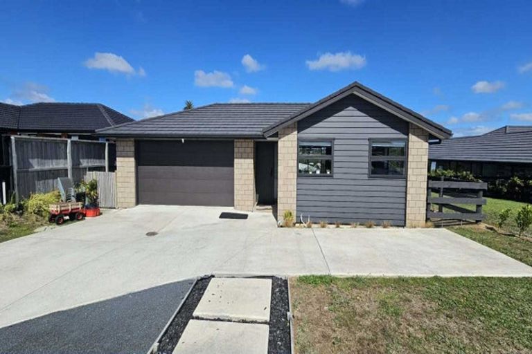 Photo of property in 35 Tahuna Minhinnick Drive, Glenbrook, 2681