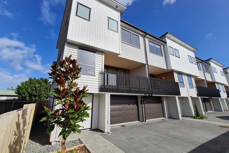 Photo of property in 8/5 Peachgrove Road, Te Atatu Peninsula, Auckland, 0610