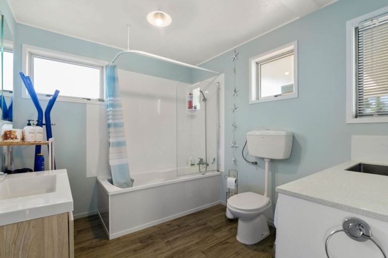 Photo of property in 10 Farnworth Avenue, Holdens Bay, Rotorua, 3010