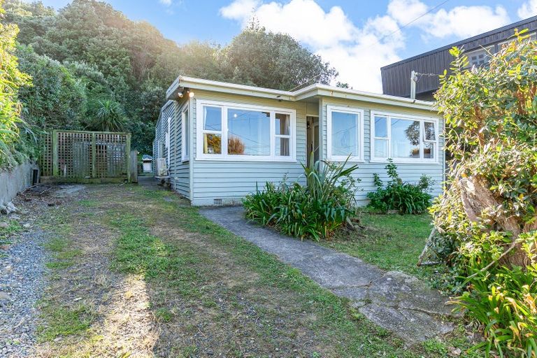 Photo of property in 14 Cave Road, Houghton Bay, Wellington, 6023