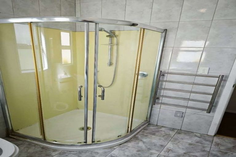 Photo of property in 11 Potter Avenue, Northcote, Auckland, 0627