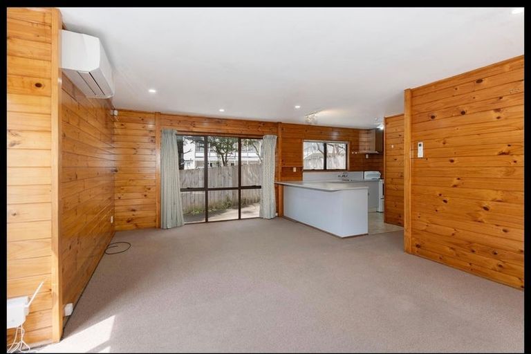 Photo of property in 94a Newlands Road, Newlands, Wellington, 6037