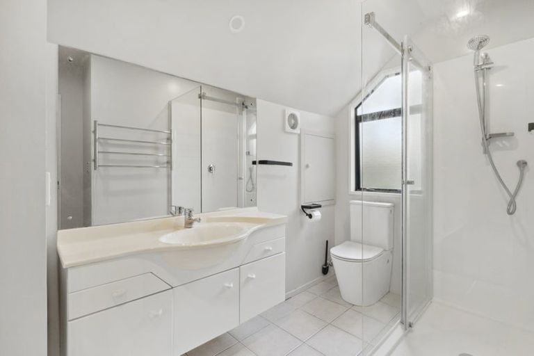 Photo of property in 2/24 Heathcote Road, Castor Bay, Auckland, 0620