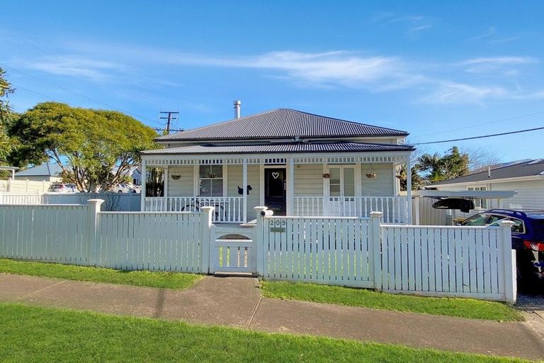 Photo of property in 209 Victoria Road, Devonport, Auckland, 0624