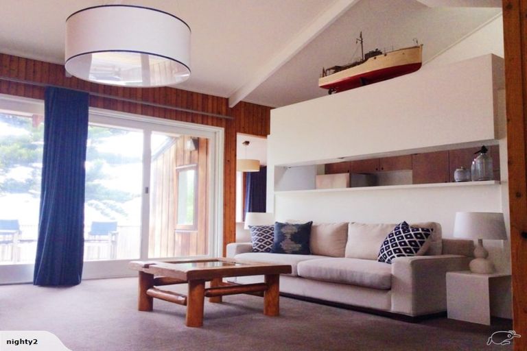 Photo of property in 2 Maramanui Way, Karaka Bays, Wellington, 6022