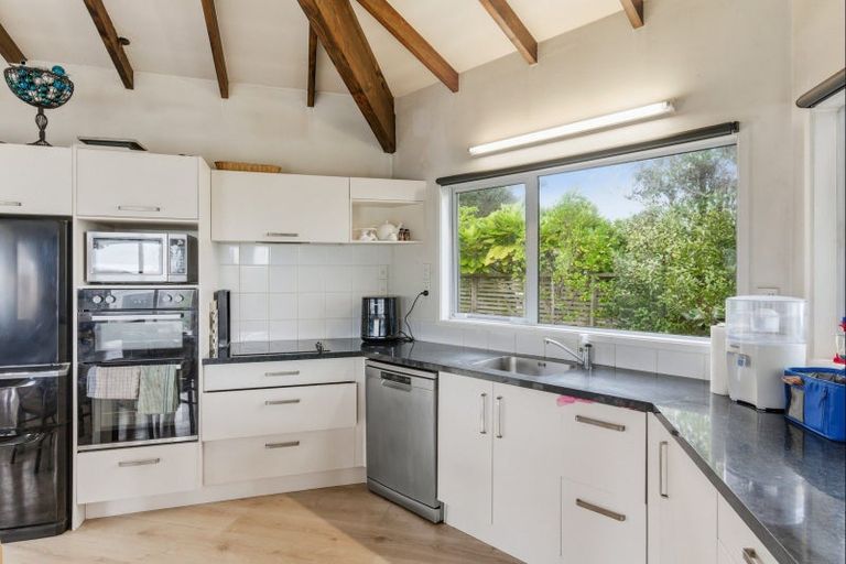 Photo of property in 9 Waiheke Street, Waikanae Beach, Waikanae, 5036