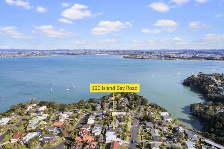 Photo of property in 120 Island Bay Road, Beach Haven, Auckland, 0626
