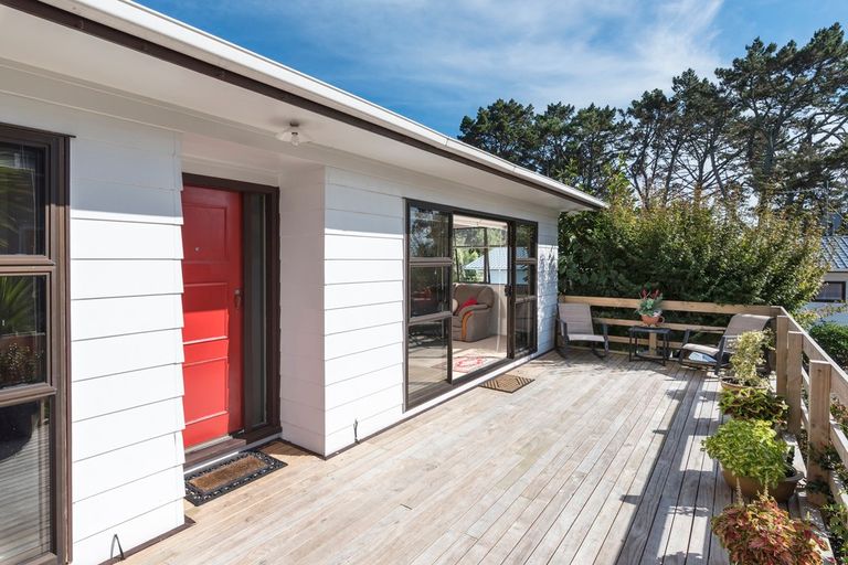 Photo of property in 40 Pokapu Street, Titirangi, Auckland, 0600