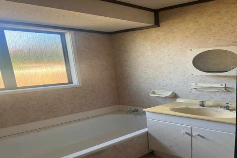 Photo of property in 2/21 Norcross Avenue, Henderson, Auckland, 0612